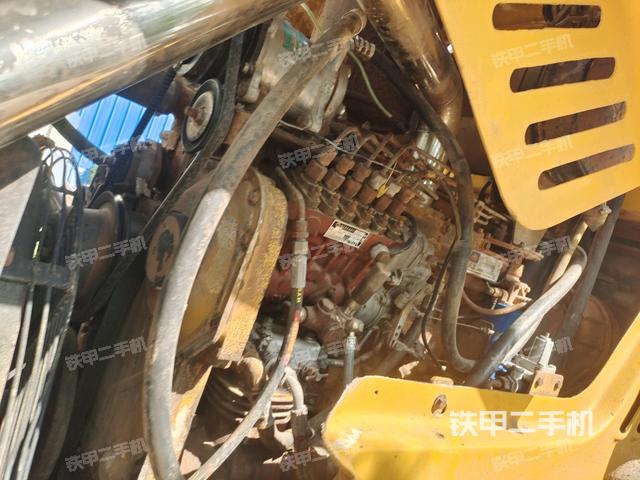 發(fā)動機左側(cè)全景（壓路機發(fā)動機艙）