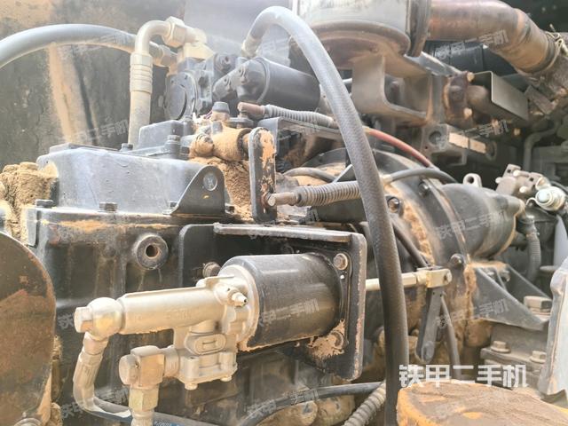 發(fā)動機左側(cè)全景（壓路機發(fā)動機艙）