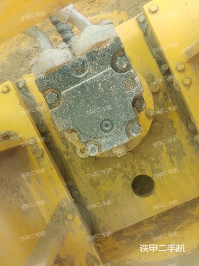 后輪左側(cè)全景（壓路機(jī)前后車架）