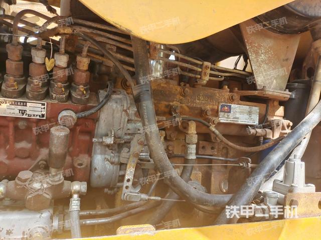 發(fā)動機上部全景（壓路機發(fā)動機艙）