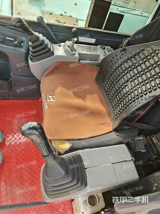 行走控制手柄和踏板?俯拍（駕駛室部分）