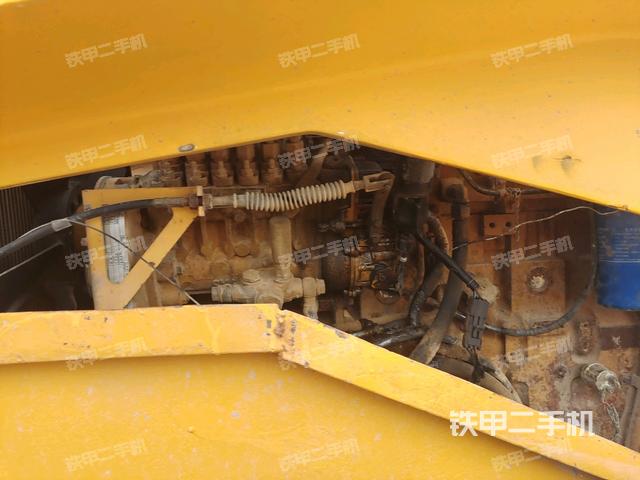 發(fā)動(dòng)機(jī)左側(cè)全景（壓路機(jī)發(fā)動(dòng)機(jī)艙）