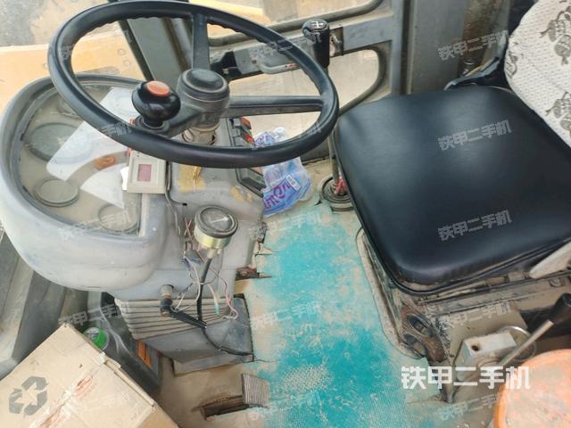 駕駛室頂蓬內(nèi)（壓路機(jī)駕駛室）