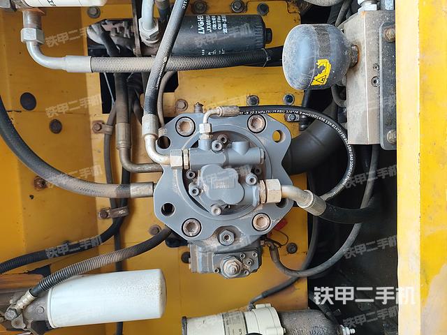 液压泵舱室正面整体（整机外观）