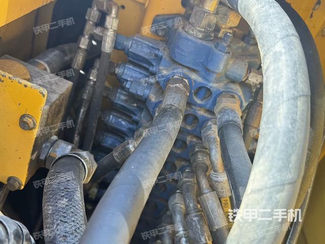 回轉(zhuǎn)馬達和主控閥(整機外觀) 回轉(zhuǎn)馬達和主控閥(整機外觀)