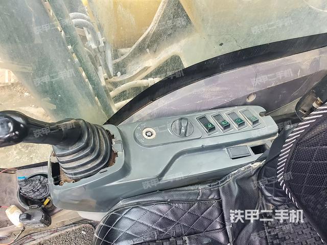 座椅右側(cè)控制臺(tái)/鑰匙門/油門/含右手柄（駕駛室部分）