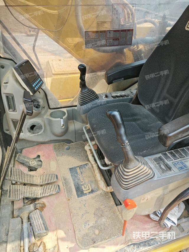 行走控制手柄和踏板?俯拍（駕駛室部分）