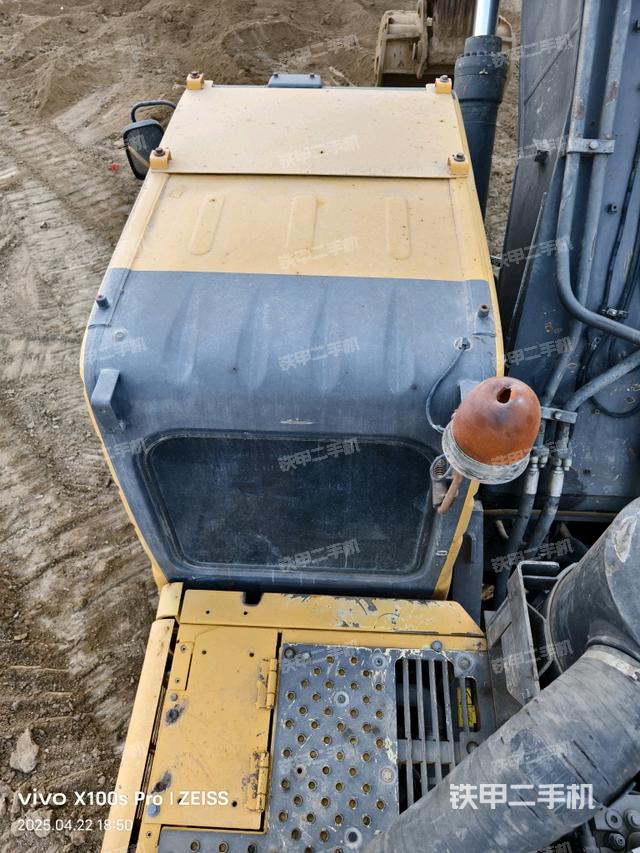 駕駛室頂部(整機(jī)外觀) 駕駛室頂部(整機(jī)外觀)