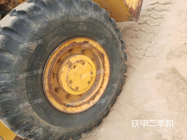 后輪右側(cè)全景（壓路機(jī)前后車架）