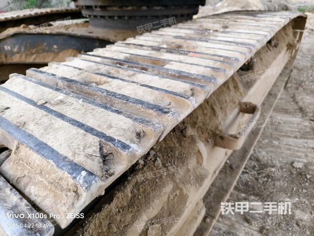 單側(cè)履帶整體(整機(jī)外觀) 單側(cè)履帶整體(整機(jī)外觀)