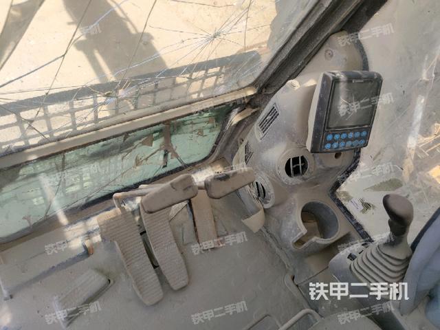 行走控制手柄和踏板?俯拍(駕駛室部分) 行走控制手柄和踏板?俯拍(駕駛室部分)