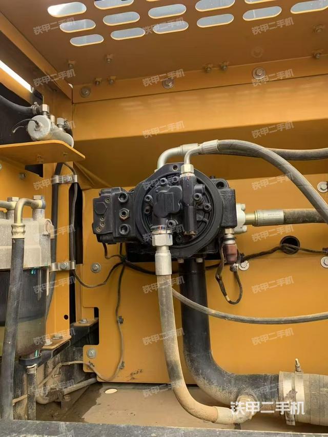 液壓泵艙室正面整體(整機(jī)外觀) 液壓泵艙室正面整體(整機(jī)外觀)