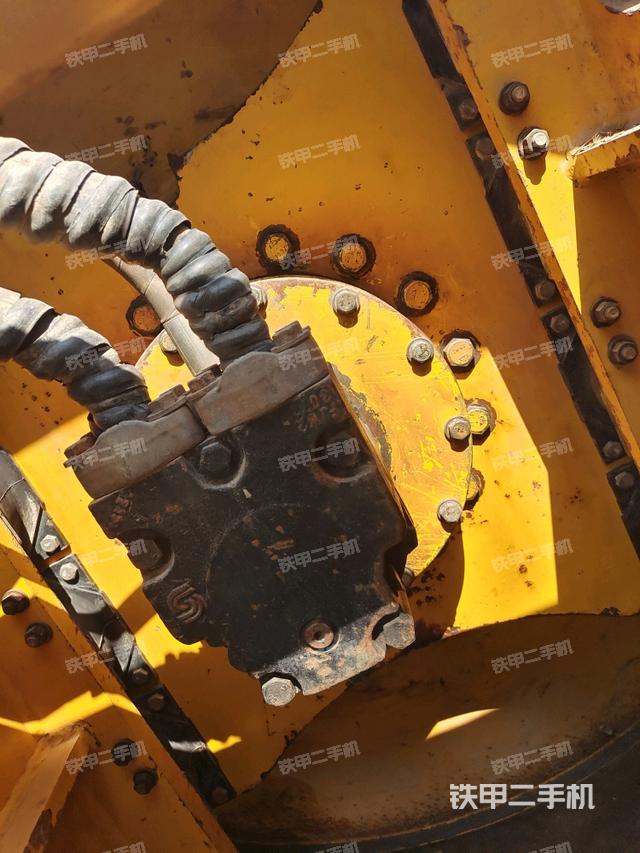 后輪左側(cè)全景（壓路機前后車架）