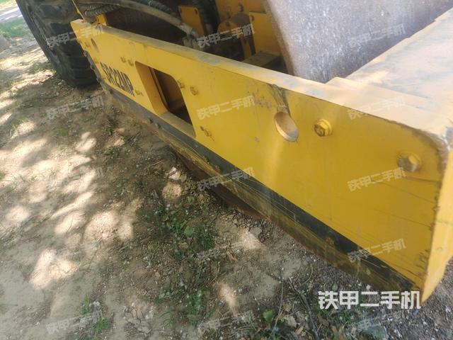 前車架正左側(cè)（壓路機(jī)前后車架）