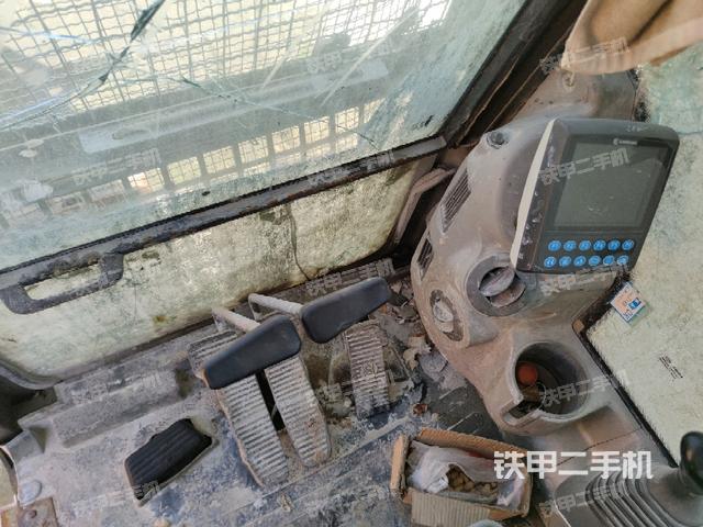 行走控制手柄和踏板?俯拍(駕駛室部分) 行走控制手柄和踏板?俯拍(駕駛室部分)