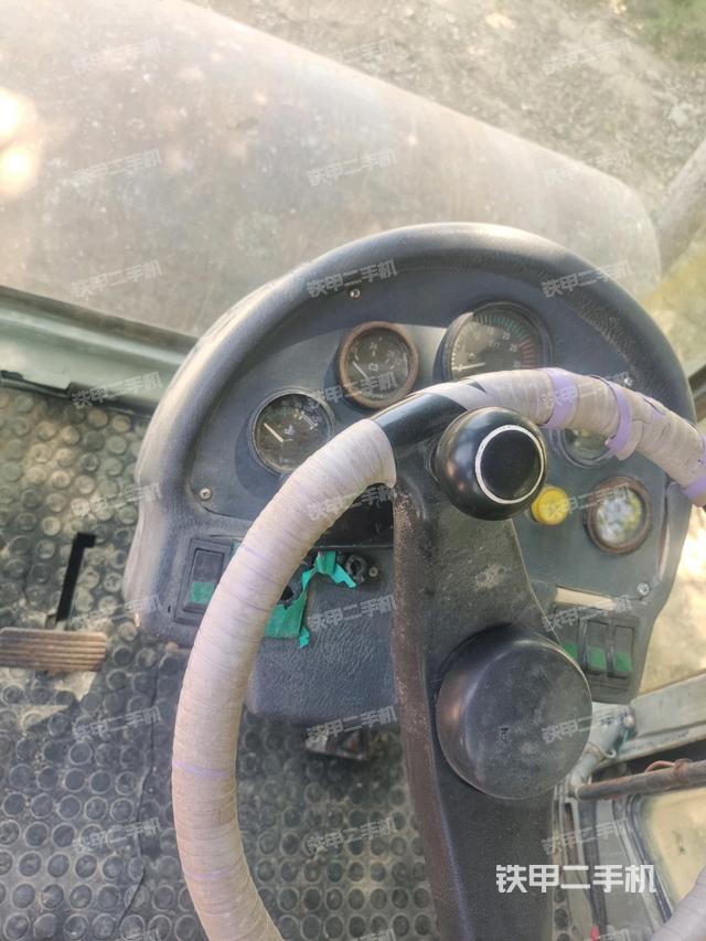 駕駛室側(cè)向上照全景（壓路機(jī)駕駛室）