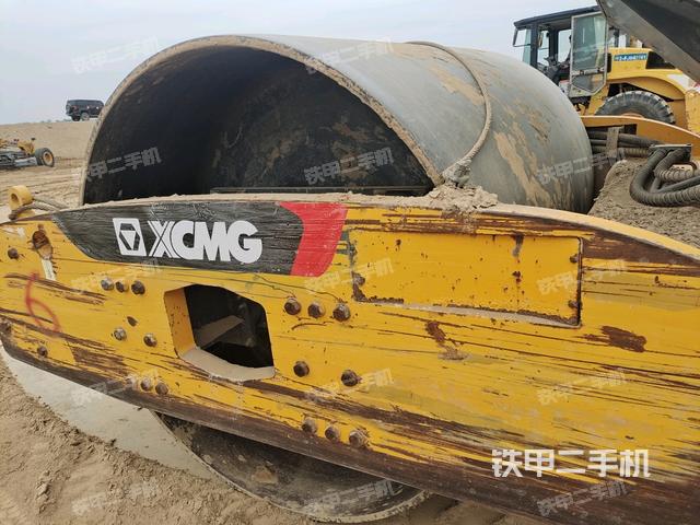 前輪右側(cè)減震塊連接及部件（壓路機(jī)前后車架）