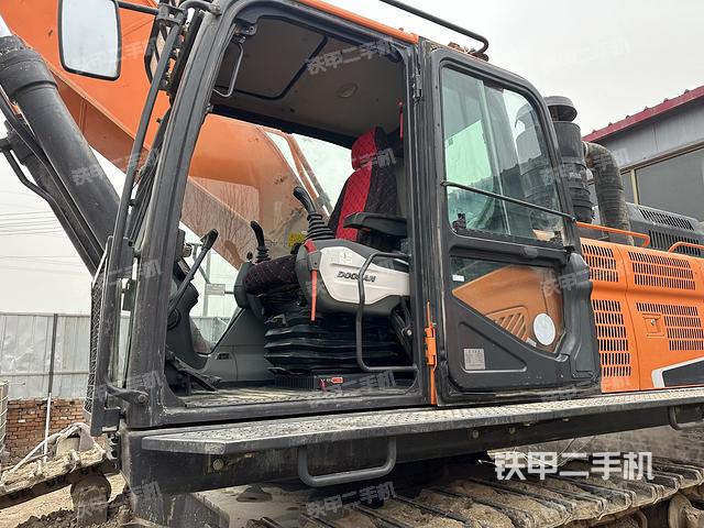 駕駛室整體（整機外觀）