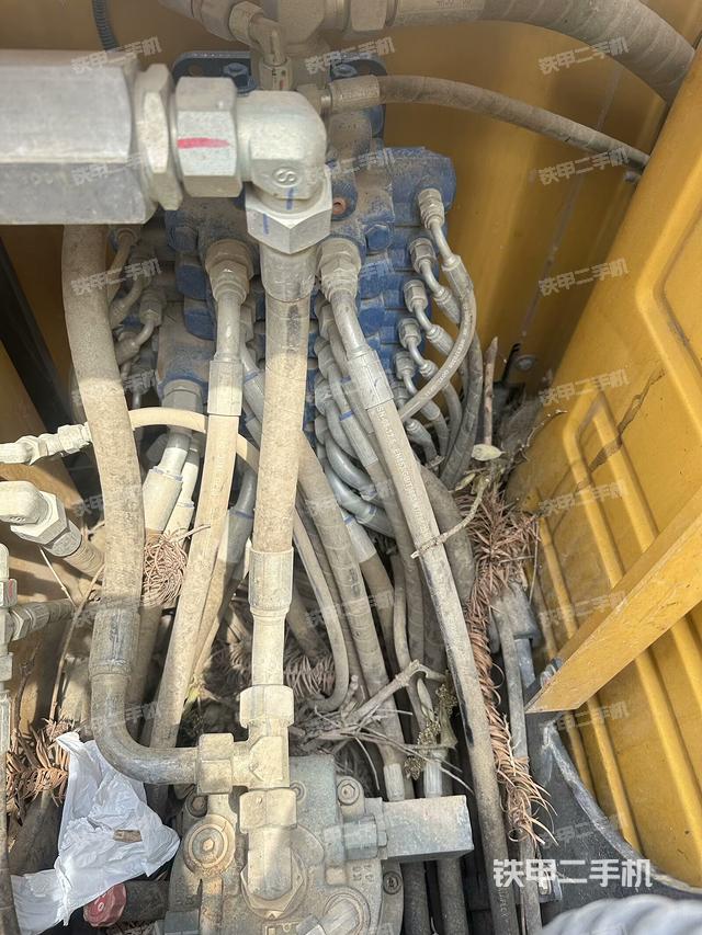 回轉馬達和主控閥（整機外觀）