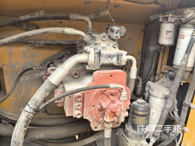 液压泵舱室正面整体（整机外观）