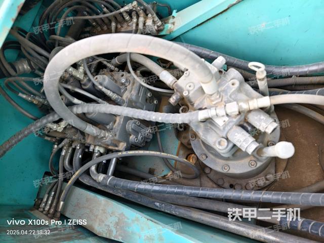 回轉(zhuǎn)馬達和主控閥(整機外觀) 回轉(zhuǎn)馬達和主控閥(整機外觀)