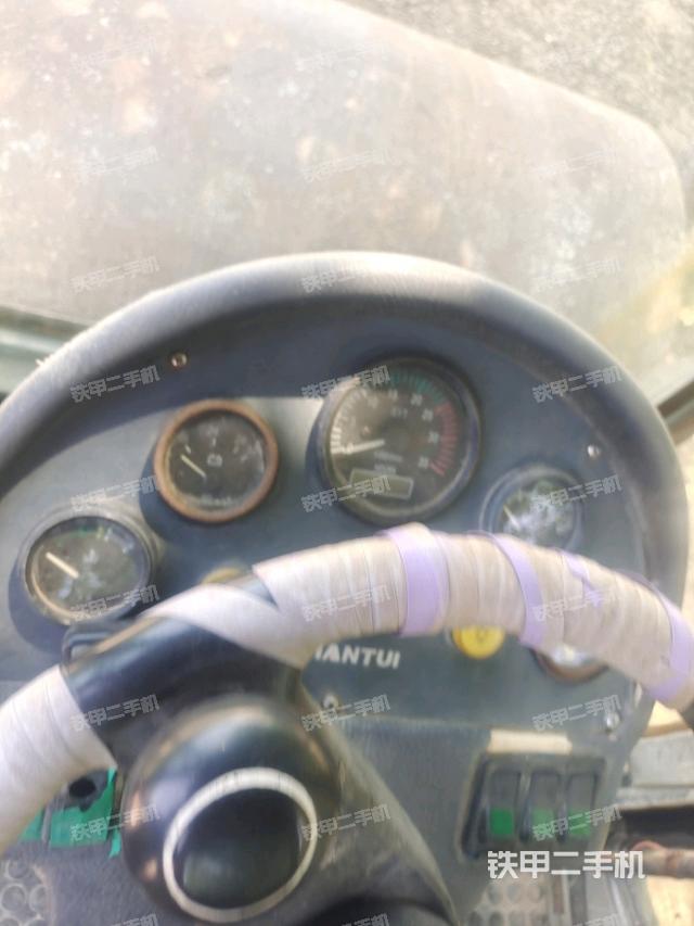 駕駛室頂蓬內(nèi)（壓路機(jī)駕駛室）