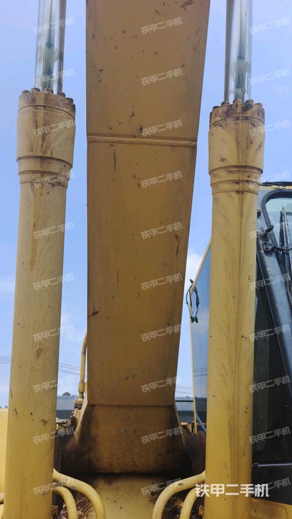 大臂油缸整体 竖拍（工作和回转装置）
