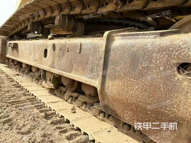 單側(cè)履帶整體(整機(jī)外觀) 單側(cè)履帶整體(整機(jī)外觀)