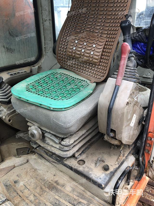 駕駛室整體(整機(jī)外觀) 駕駛室整體(整機(jī)外觀)