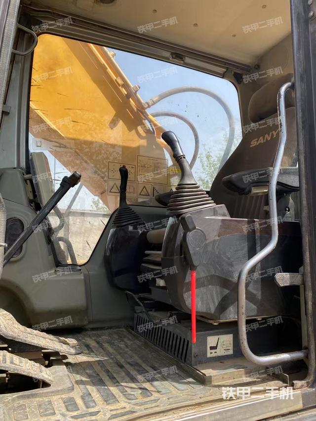 駕駛室整體（整機外觀）