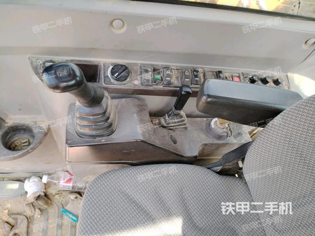 座椅右側(cè)控制臺/鑰匙門/油門/含右手柄(駕駛室部分) 座椅右側(cè)控制臺/鑰匙門/油門/含右手柄(駕駛室部分)