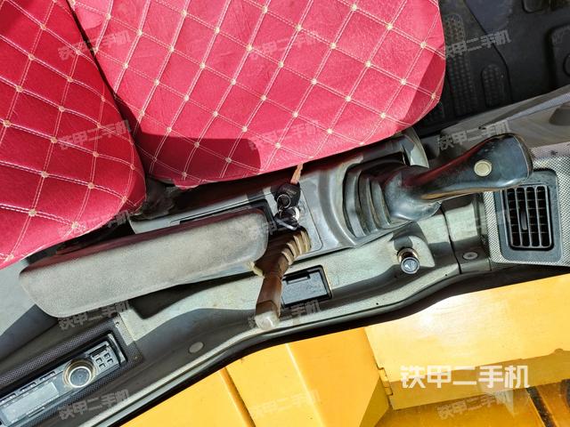 座椅右側(cè)控制臺(tái)/鑰匙門/油門/含右手柄（駕駛室部分）