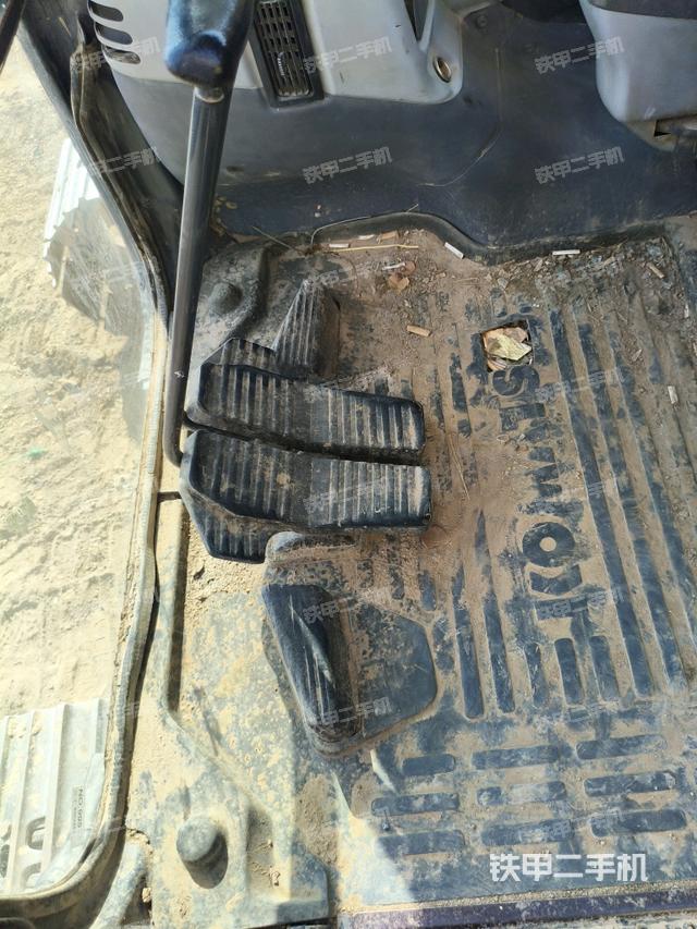 行走控制手柄和踏板 俯拍（驾驶室部分）