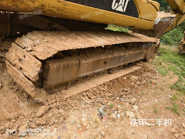 單側(cè)履帶整體(整機(jī)外觀) 單側(cè)履帶整體(整機(jī)外觀)