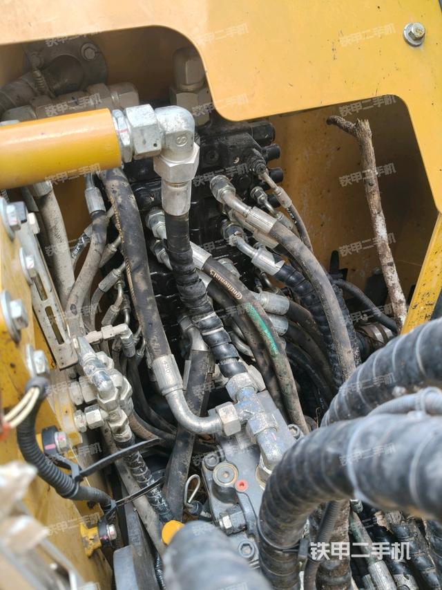 回轉馬達和主控閥（整機外觀）