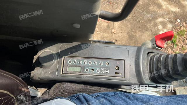 座椅左側(cè)控制臺/音響/含左手柄（駕駛室部分）