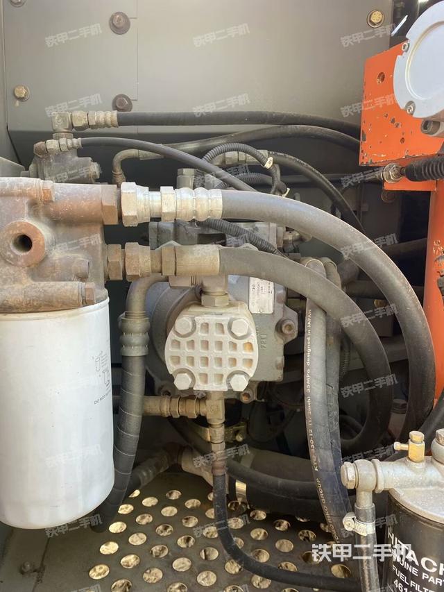 液壓泵艙室正面整體(整機外觀) 液壓泵艙室正面整體(整機外觀)