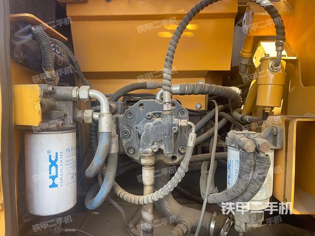 液壓泵艙室正面整體(整機外觀) 液壓泵艙室正面整體(整機外觀)
