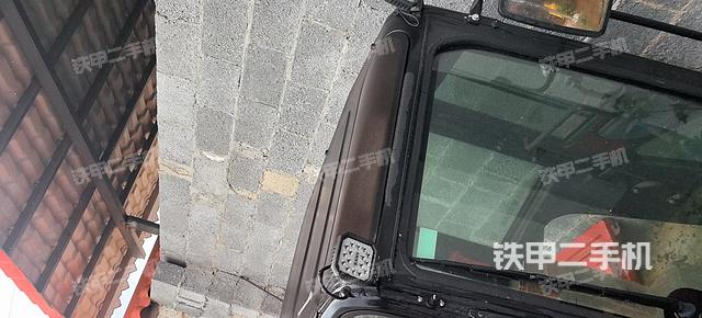 驾驶室顶部（整机外观）