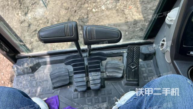 行走控制手柄和踏板?俯拍（駕駛室部分）