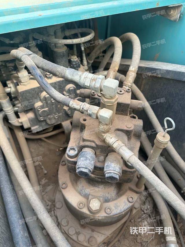 回轉(zhuǎn)馬達(dá)和主控閥（整機(jī)外觀）