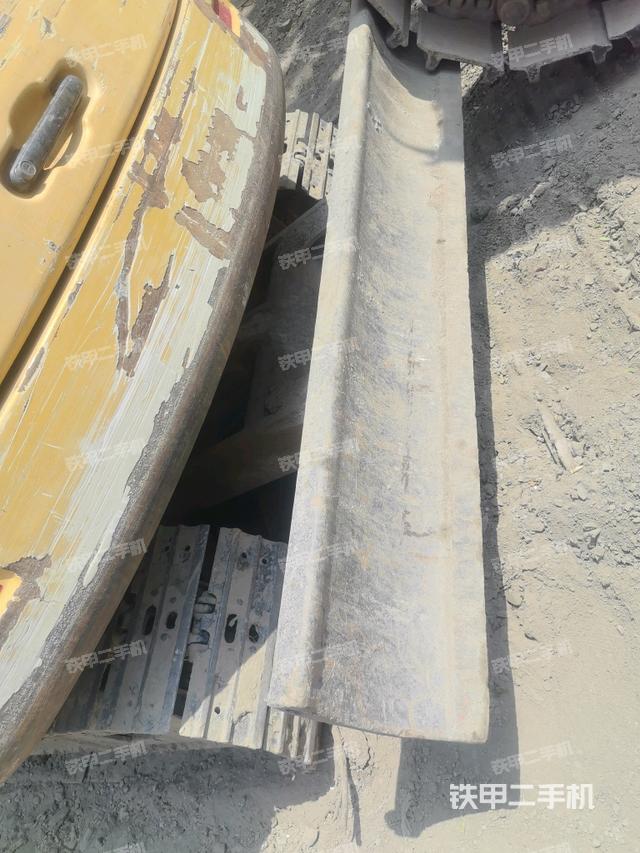 轉(zhuǎn)盤和下車架正前（工作和回轉(zhuǎn)裝置）