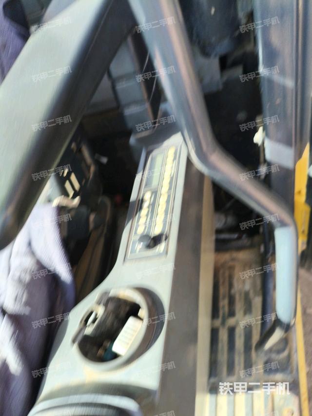 座椅右側(cè)控制臺(tái)/鑰匙門/油門/含右手柄（駕駛室部分）