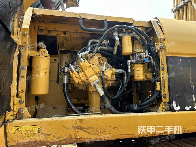 液压泵舱室正面整体（整机外观）