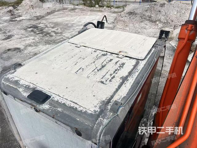 駕駛室頂部(整機(jī)外觀) 駕駛室頂部(整機(jī)外觀)