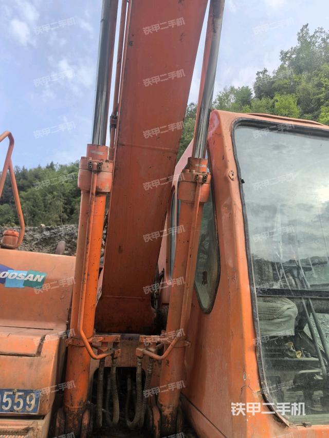 大臂油缸整體?豎拍（工作和回轉(zhuǎn)裝置）