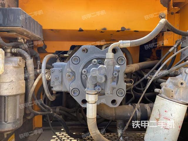 液壓泵艙室正面整體（整機外觀）