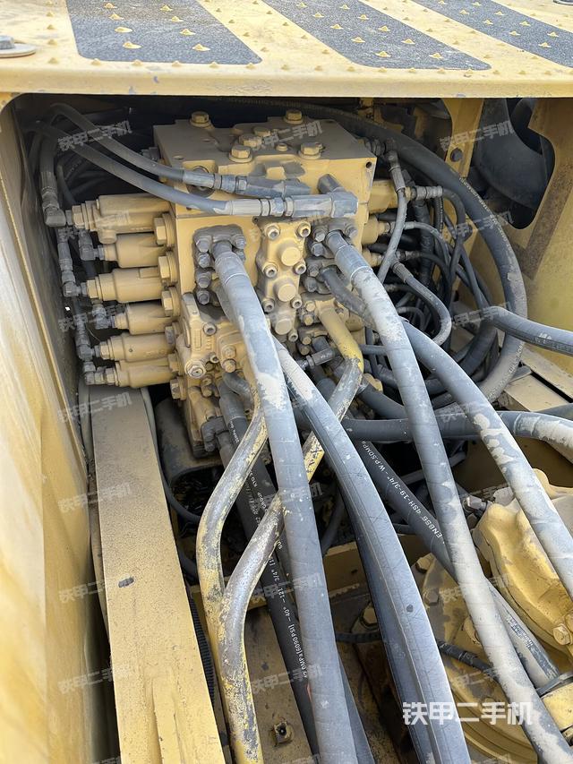 回轉(zhuǎn)馬達和主控閥（整機外觀）