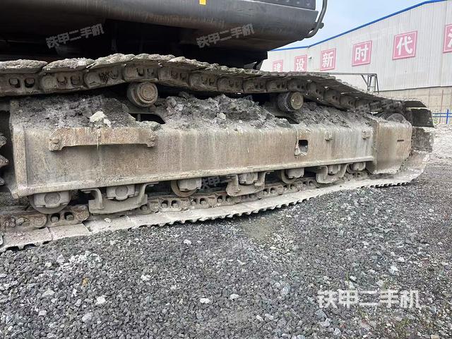 單側(cè)履帶整體(整機(jī)外觀) 單側(cè)履帶整體(整機(jī)外觀)