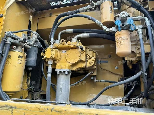 液压泵舱室正面整体（整机外观）